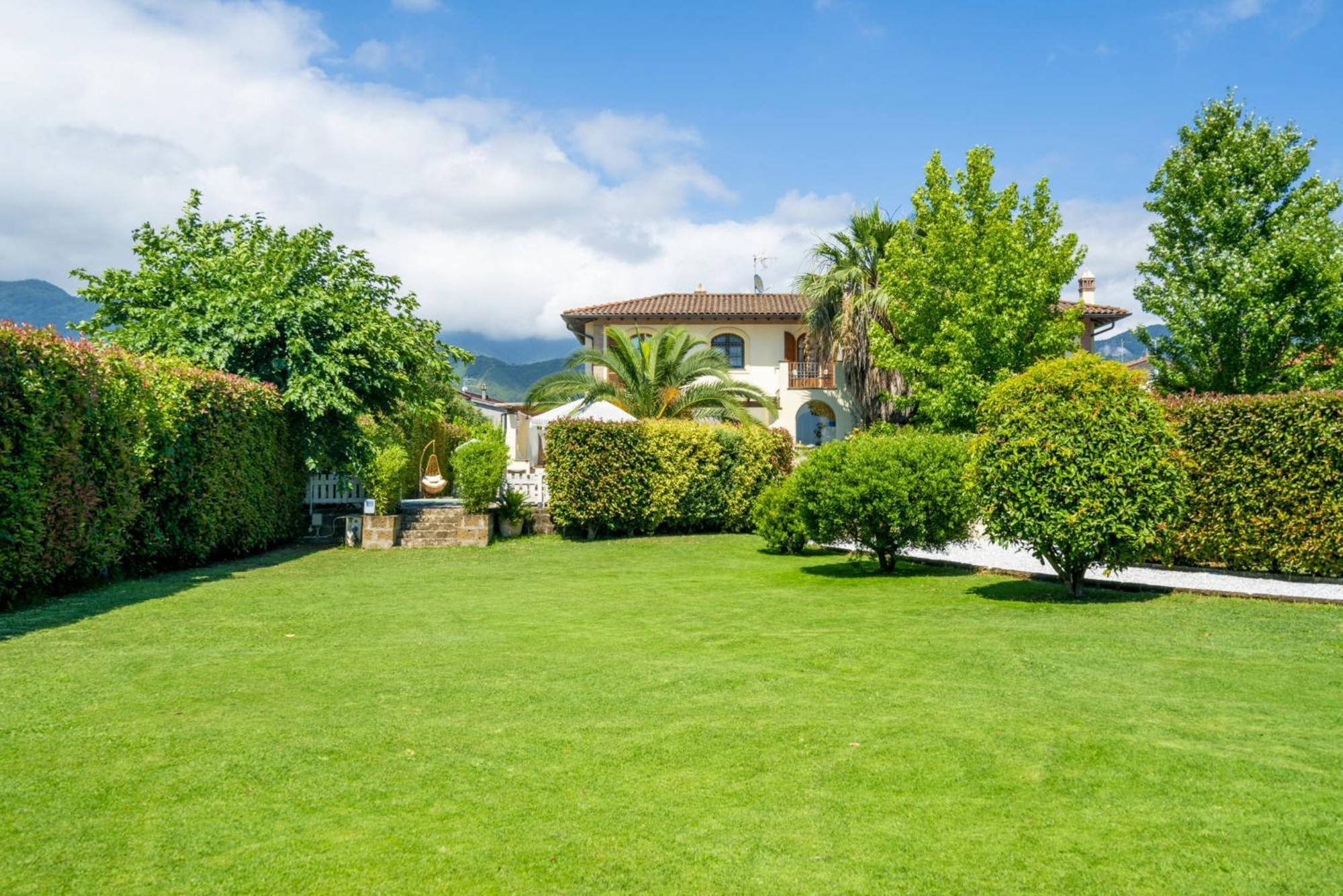 Villa Lorenzo Querceta Exterior photo